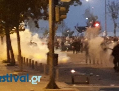 Θεσσαλονίκη - Συνεχίζονται τα επεισόδια στην παραλιακή: Μάχες σώμα με σώμα με τους αστυνομικούς (βίντεο)